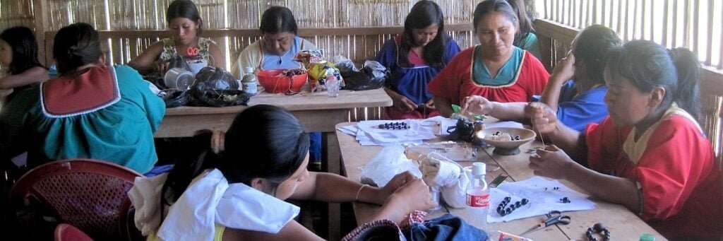 Mujeres de la Asociación Sukû Kofán elaborando artesanías amazónicas desde la selva de Ecuador