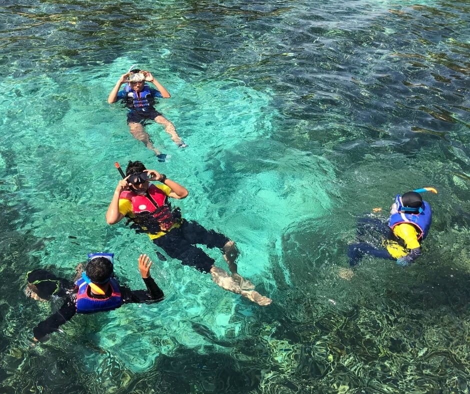Práctica de snorkeling en áreas de arrecifes de coral