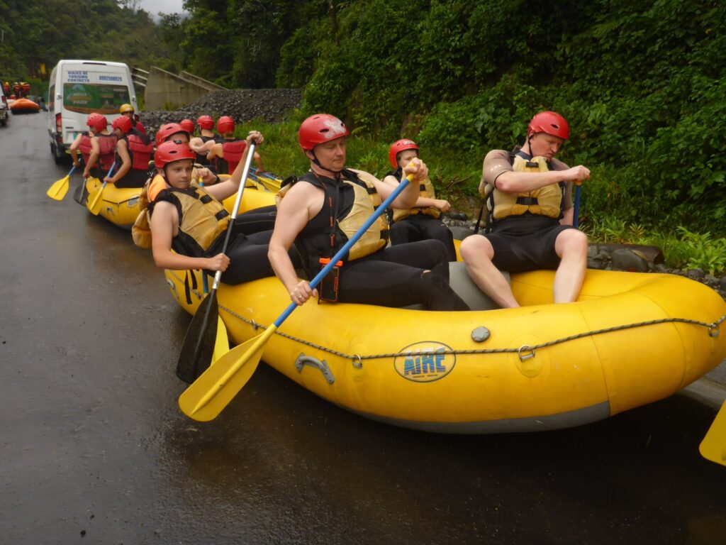 Entrenamiento previo a la práctica de rafting en Baños, Ecuador