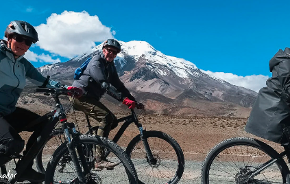 Grupo de viajeros en el tour de ciclismo al Chimborazo