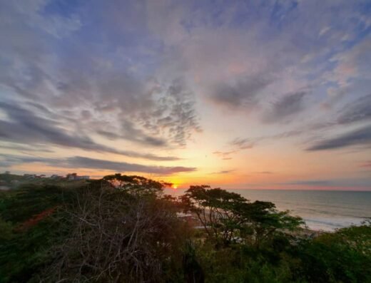 Los atardeceres sobre el Pacífico desde el mirador del hospedaje "Samvara Losge" en la playa de Jama, Manabí, Ecuador