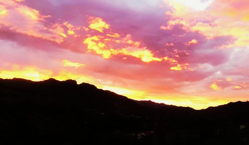 Maravilloso atardecer desde uno de los hoteles en Vilcabamba, Ecuador